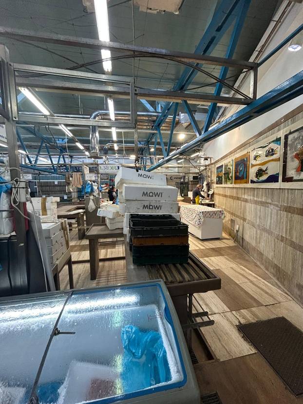 FOTO Dolac izgleda sablasno: S platoa su maknuli sve štandove