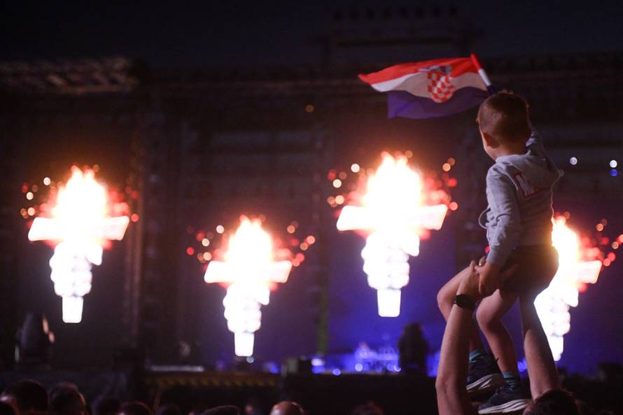 Obožavatelji na velikom koncertu Marka Perkovića Thompsona u Sinju
