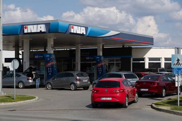 Osijek: Gužve na benzinskim postajama uoči najavljenog poskupljenja goriva