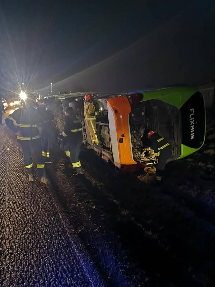 Kod Bedenice se prevrnuo bus