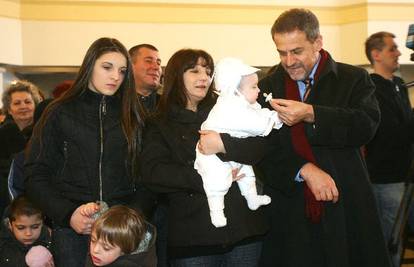 Milan Bandić krsni kum još sedmero djece, ukupno 106