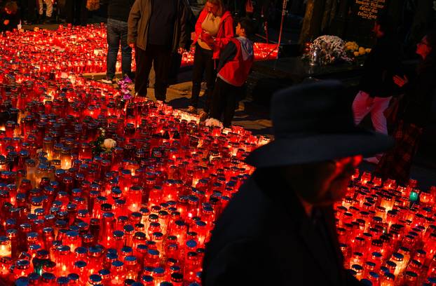 Paljenje svijeća na gradskom groblju Mirogoj