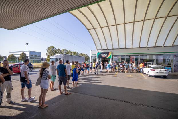 Osijek: Gužva za kupovinu ulaznica za utakmicu Hrvatske i Poljske u Ligi nacija