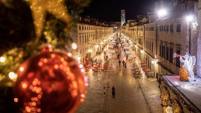 Paljenjem prve adventske svijeće na Stradunu počeo 9. dubrovački zimski festival