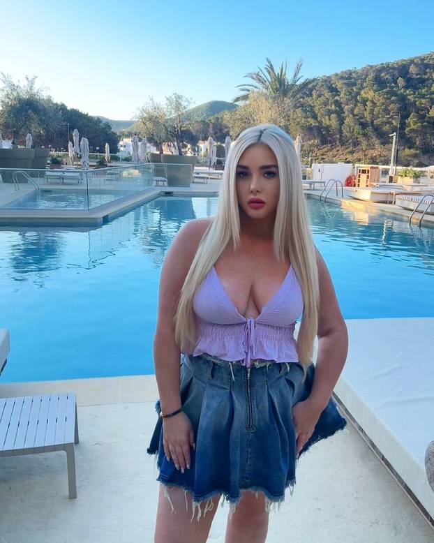 FOTO Bujnoj influencerici ova fobija otežava život: 'Bojim se!'