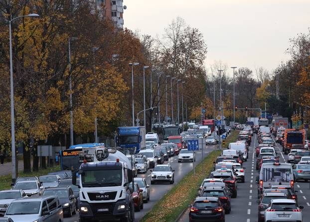 Zagreb: Velike gužve zbog zatvaranja prometnica u blizini zgrade Vjesnika