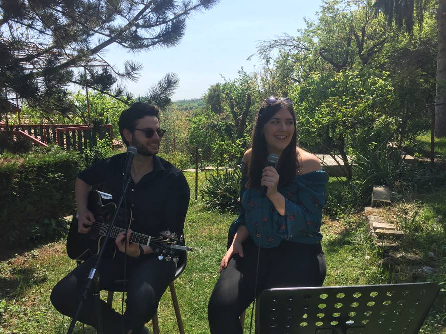 Lorena i Filip pjevali susjedima, oni ih častili kolačima i vinom