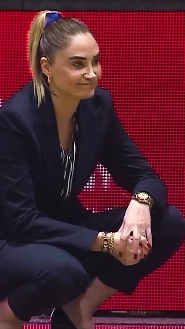 FOTO Trenerica u štiklama ruši barijere i ide u novu avanturu. Nazivaju je 'ženski Fatih Terim'