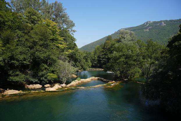 Martin Brod, slikovito naselje smješteno na ušću rijeke Unac u Unu