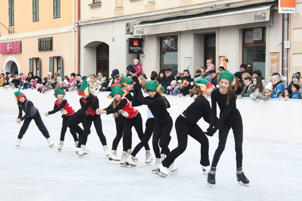 Na otvorenju klizališta u Bjelovaru glavna atrakcija bili su zagrebački klizači i bjelovarski hokejaši