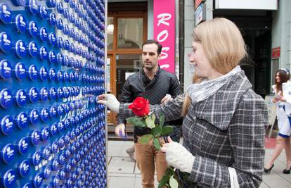 Nivea "Dodir ljubavi" za Dan žena: Ivan Šarić dijelio ruže