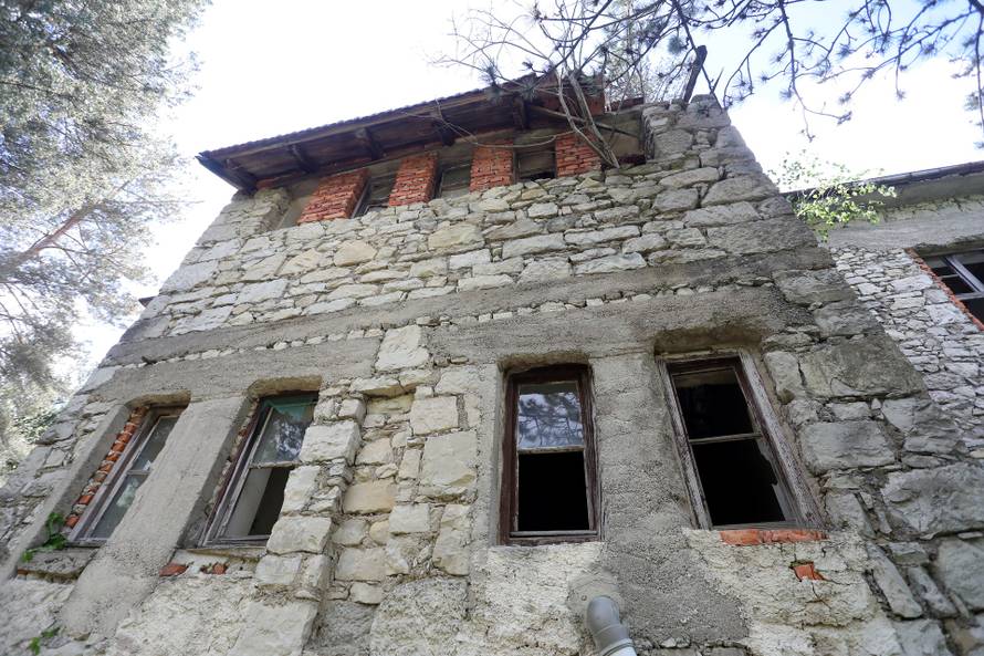 Željezno Žumberačko: Biračko mjesto u staroj školi 