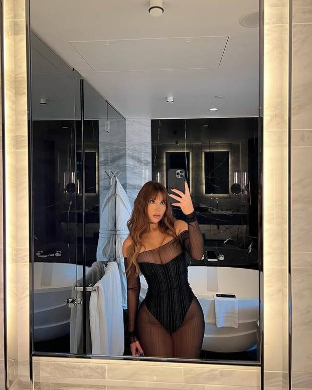 FOTO 'Nije lako imati velike grudi – žene su ljubomorne i ostavljaju zlobne komentare'