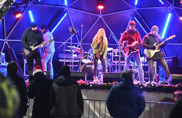 FOTO U Slavonskom Brodu zapaljena 3. adventska svijeća