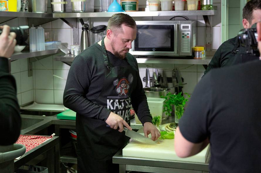 Nered je uspio nagovoriti Ninu Badrić da proba žabe i jegulje...