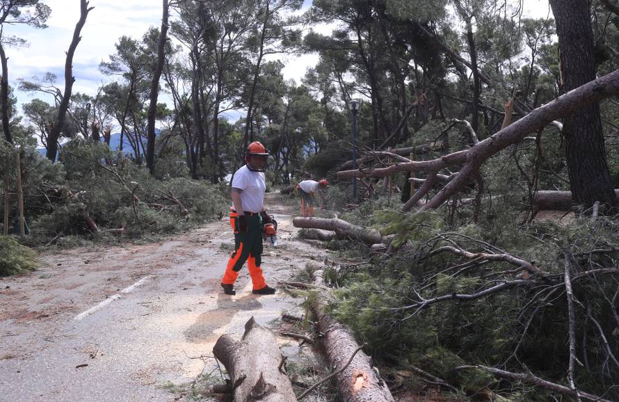Posljedice velikog nevremena u Splitu, Marjan oštećen i zatvoren za građane