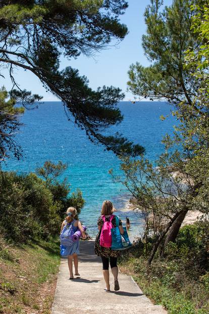 Pula: Tek malobrojni turisti uživali u kupanju i boravku uz more na prvi dan ljeta