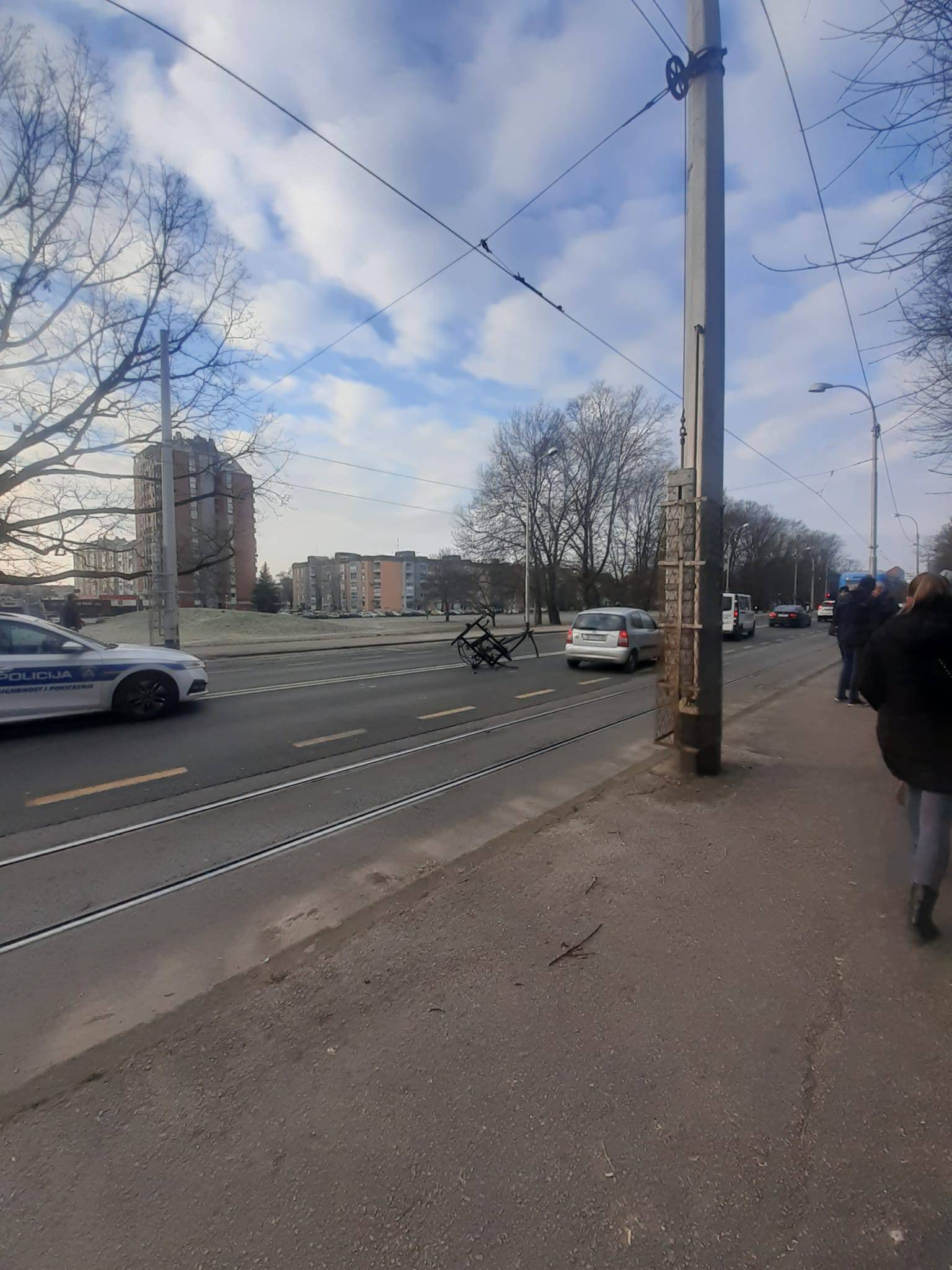 Dio tramvaja pao je na auto u Zagrebu: 'Da je bilo na šajbu, vozač se ne bi dobro proveo'