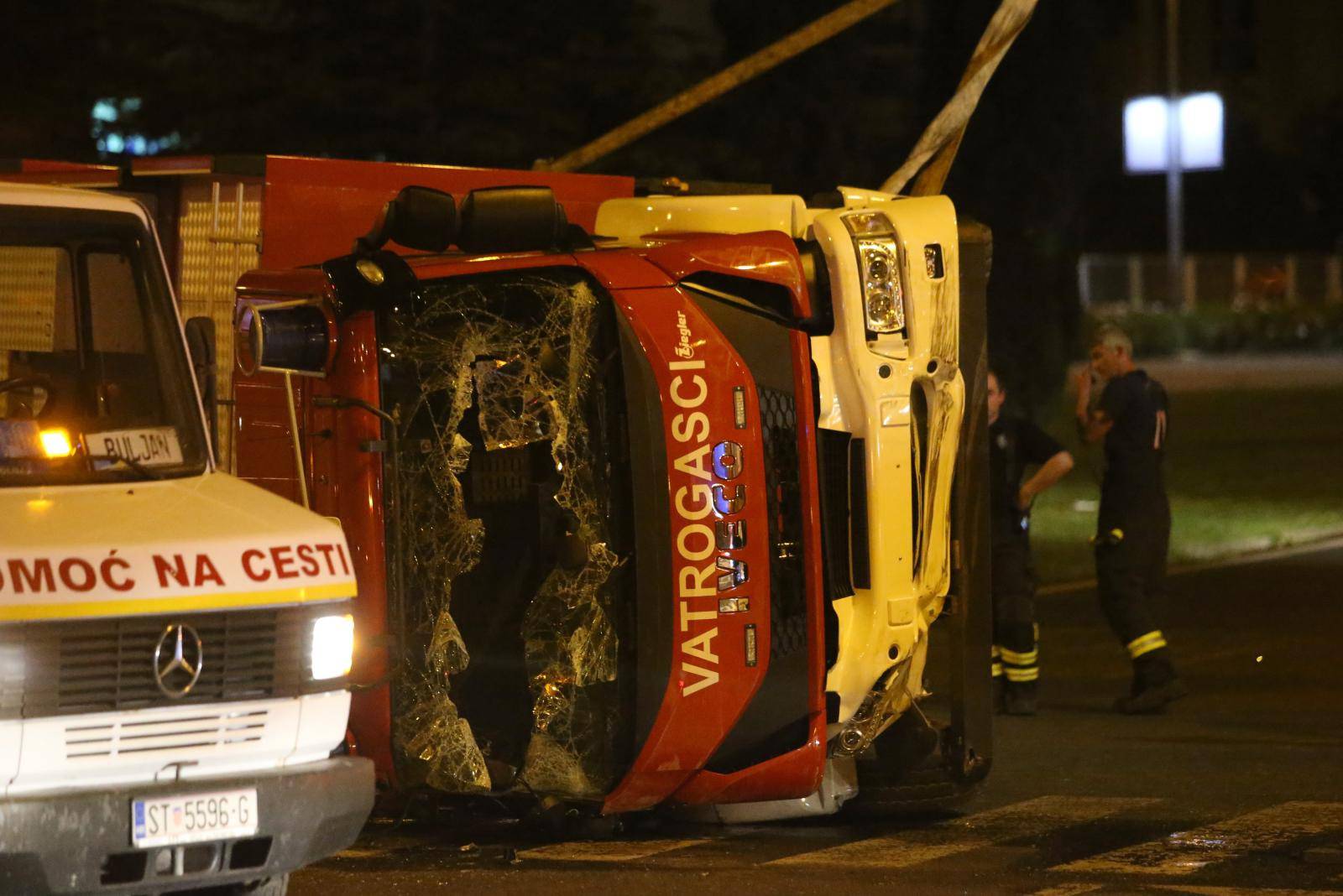 Split: Vatrogasno vozilo sudarilo se s kombijem, troje ljudi ozlijeÄeno