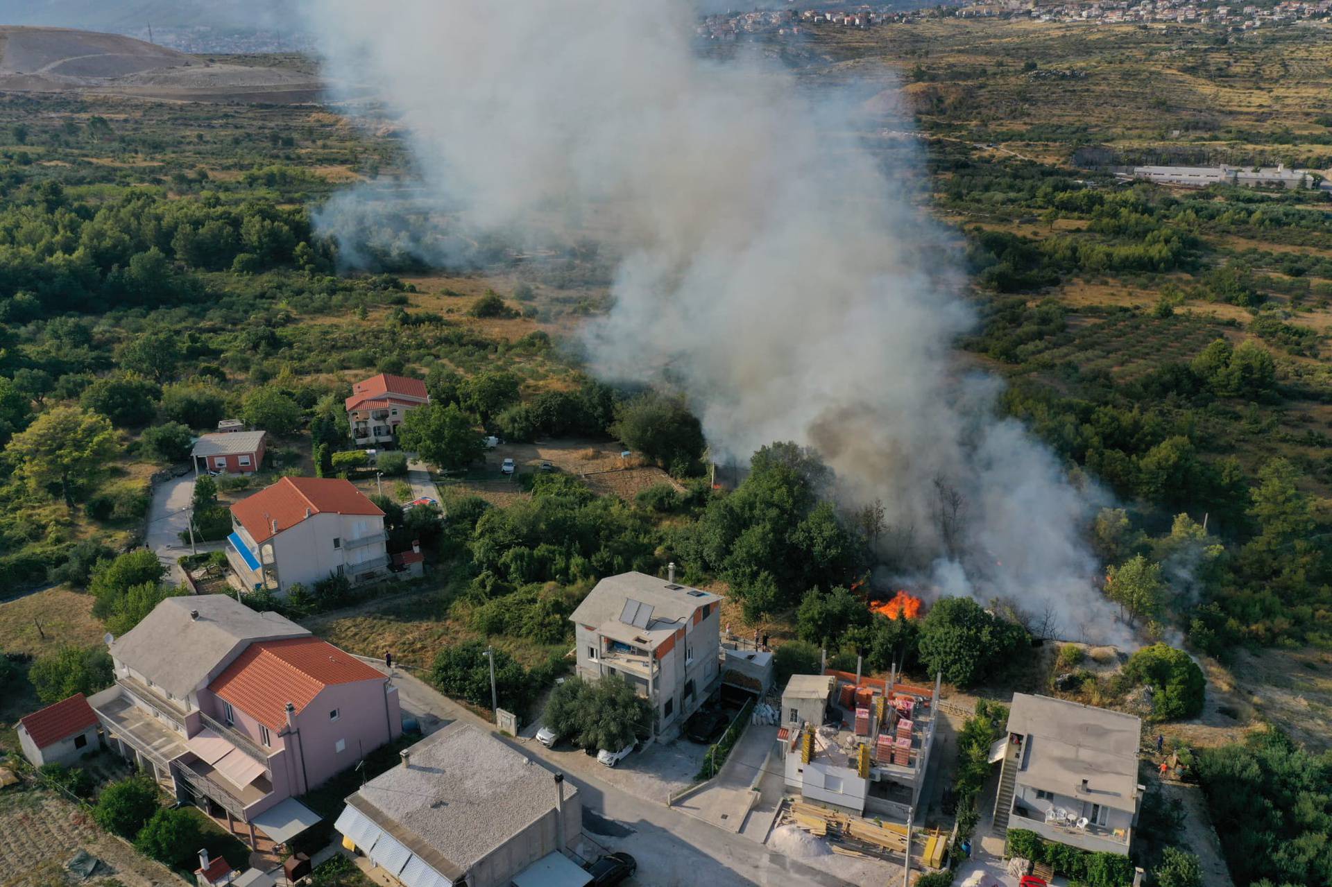 Požar na splitskom Kamenu: 'Topi nam gume na autu. Strah me, blizu kuća je, a puše vjetar'