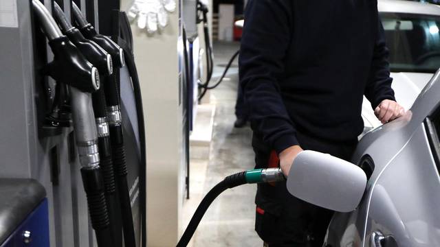 Gužve na benzinskim postajama uoči sutrašnjeg porasta cijena goriva