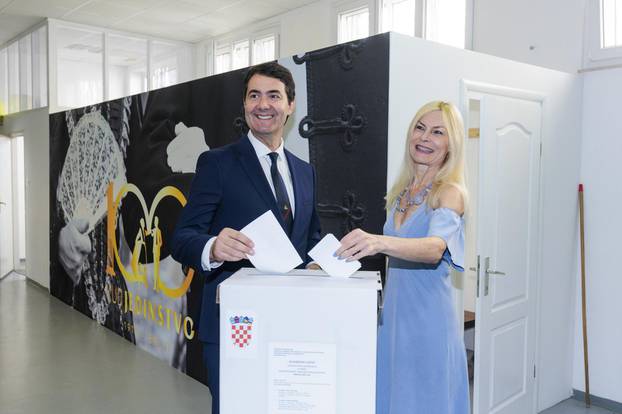 Split: Zoran Đogaš u društvu supruge stigao na glasačko mjesto