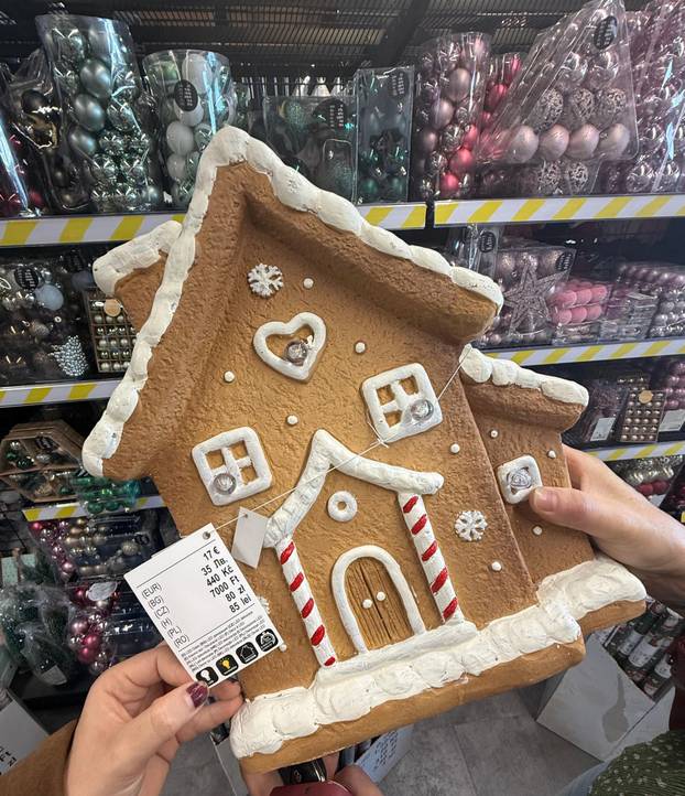 FOTO Trgovci su izvukli božićne ukrase! Pogledajte što se nudi, snježne kugle idu i za 74 eura...