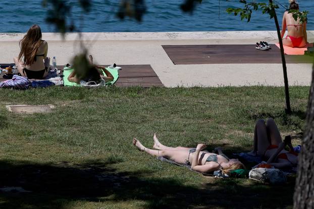 Zadar: Sve je više kupača na zadarskim plažama