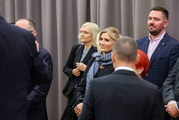 Zagreb: Zoran Milanović uručio odlikovanja i priznanja zaslužnim pojedincima i organizacijama iz područja kulture, znanosti, sporta i gospodarstva