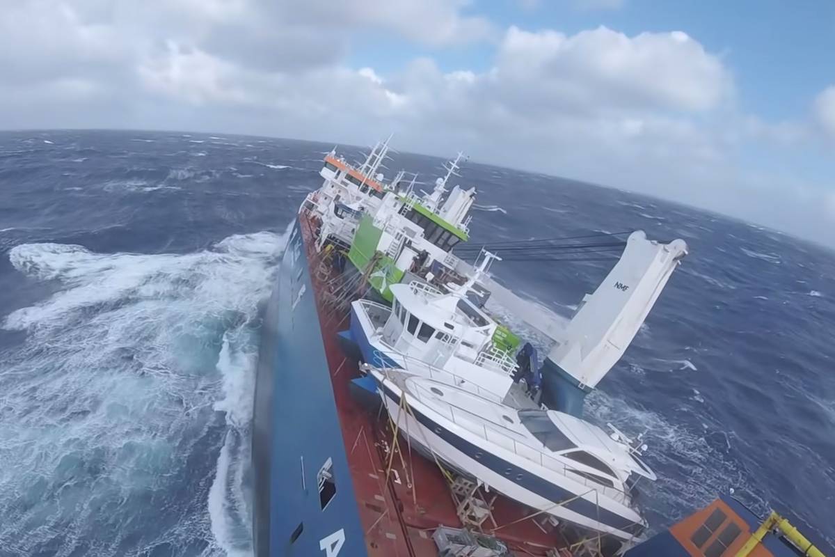 Do nizozemskog broda stigla dva tegljača: Žele ga privući obali i spriječiti izlijevanje nafte