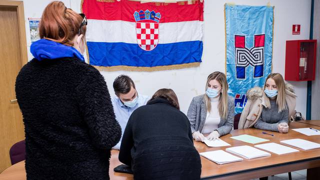Split: Vice Mihanović glasuje na unutarstranačkim izborima HDZ-a