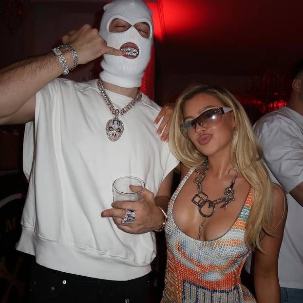 FOTO Atraktivna pjevačica preko noći nestala sa scene. Srpski nogometaš dao joj je ultimatum