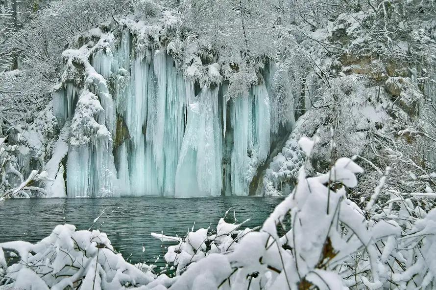 Zakoračite u 2026. godinu među slapovima i u zimskoj magiji Plitvica! Evo što vam sve nude