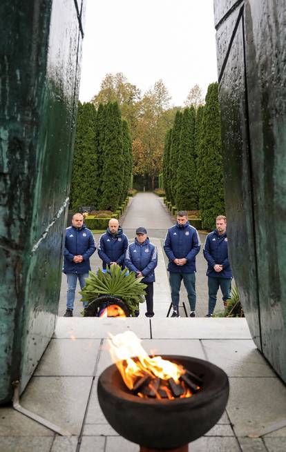 Vukovar: Delegacija Dinama položila vijenac kod spomenika na Memorijanom groblju