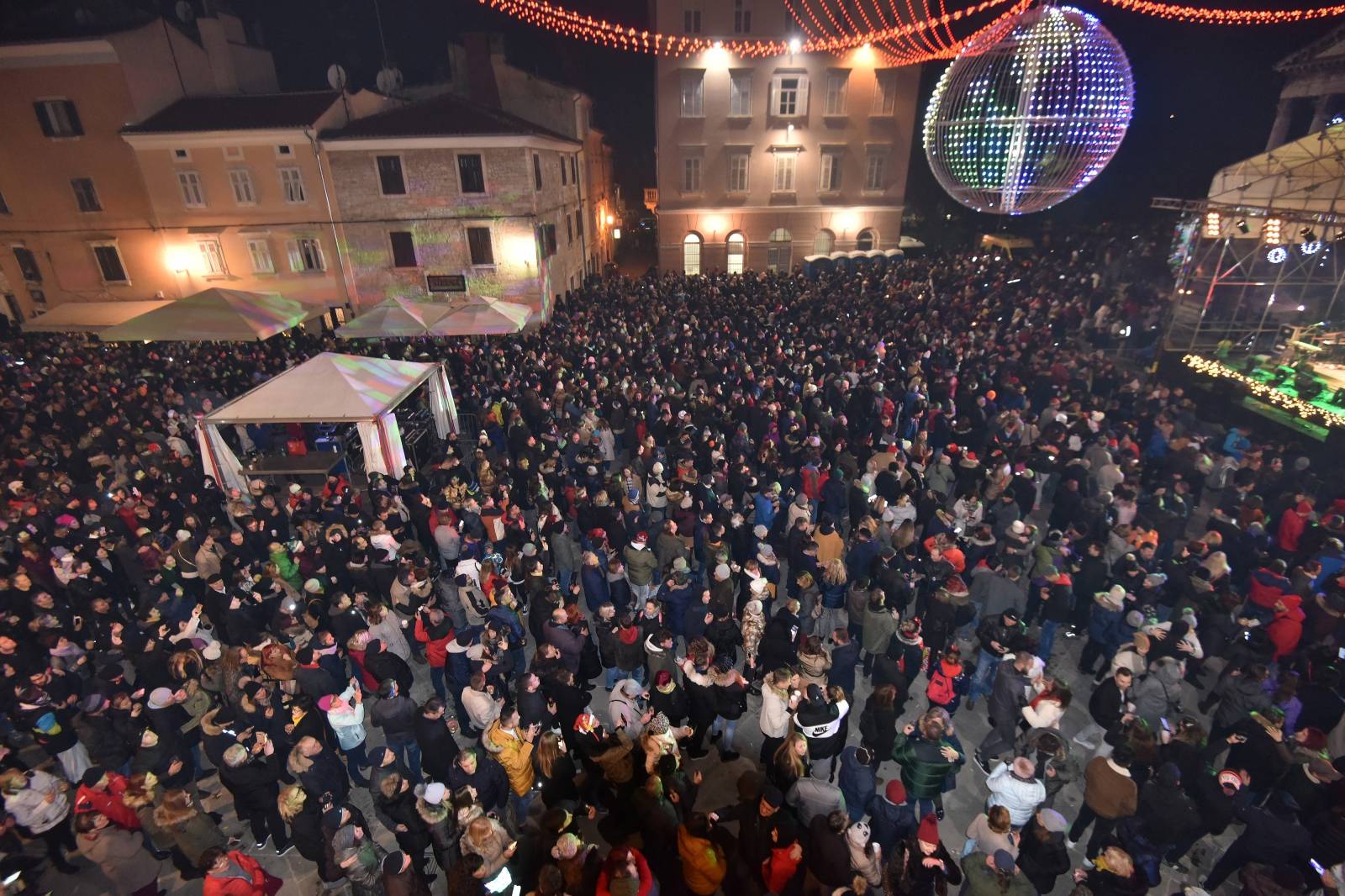 Pogledajte kako su građani na trgovima dočekali Novu godinu