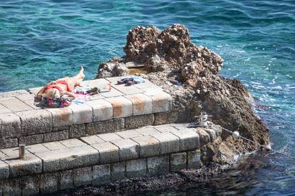 FOTO Stiže jesen, a na plaži u Dubrovniku se traži mjesto više!