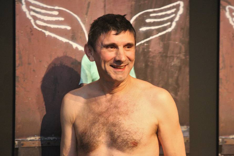 Zagreb: Siniša Labrovi? izveo je performans u ?ast preminulom prijatelju 