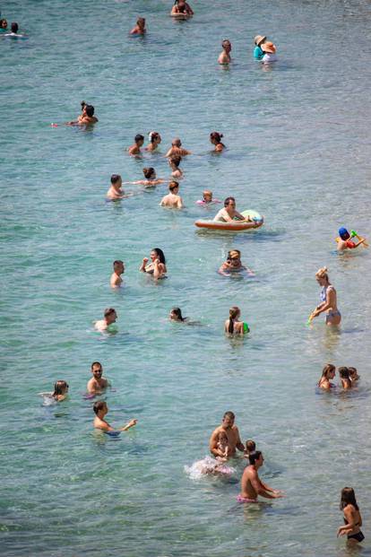 Omiljena u Dubrovniku: Turisti uživali u suncu na plaži Banje