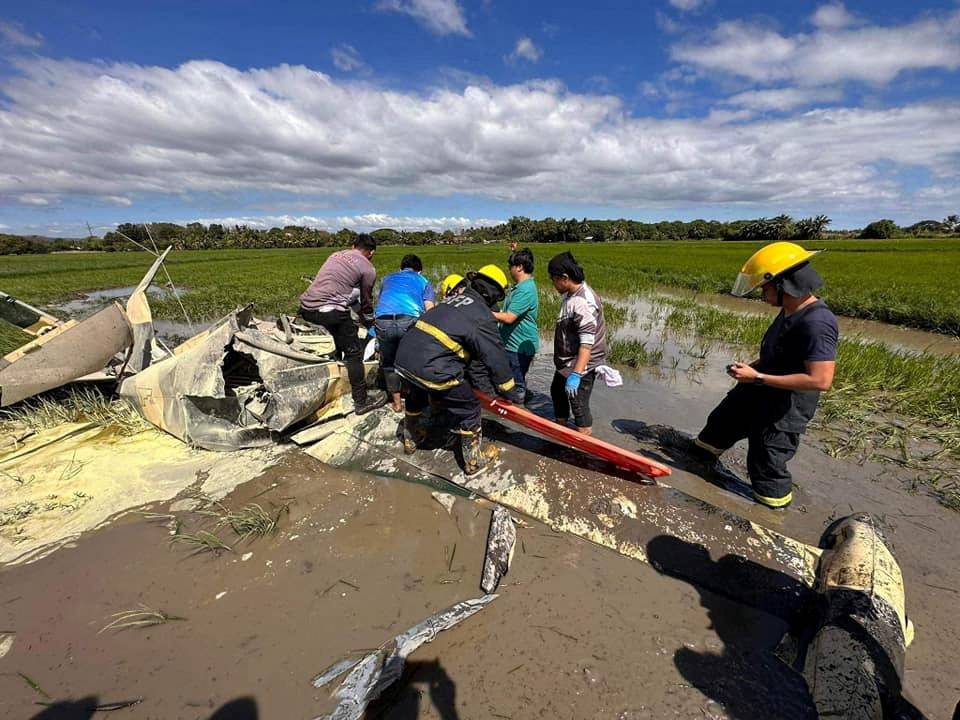 Rescuers retrieve bodies of two Philippine military pilots following crash