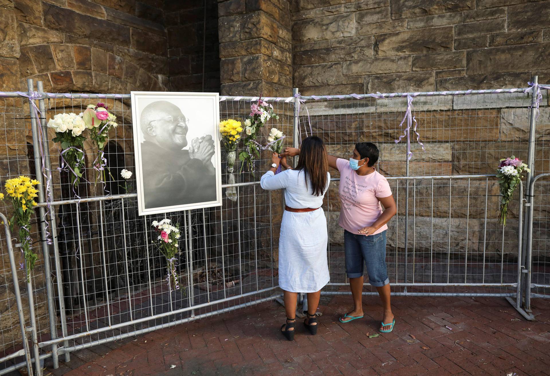 Ljudi odaju počast nadbiskupu Desmondu Tuti u Cape Townu