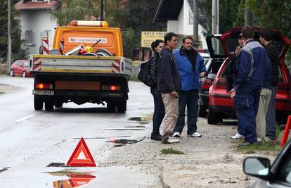 U istu rupu na cesti upalo šest auta u samo pola sata