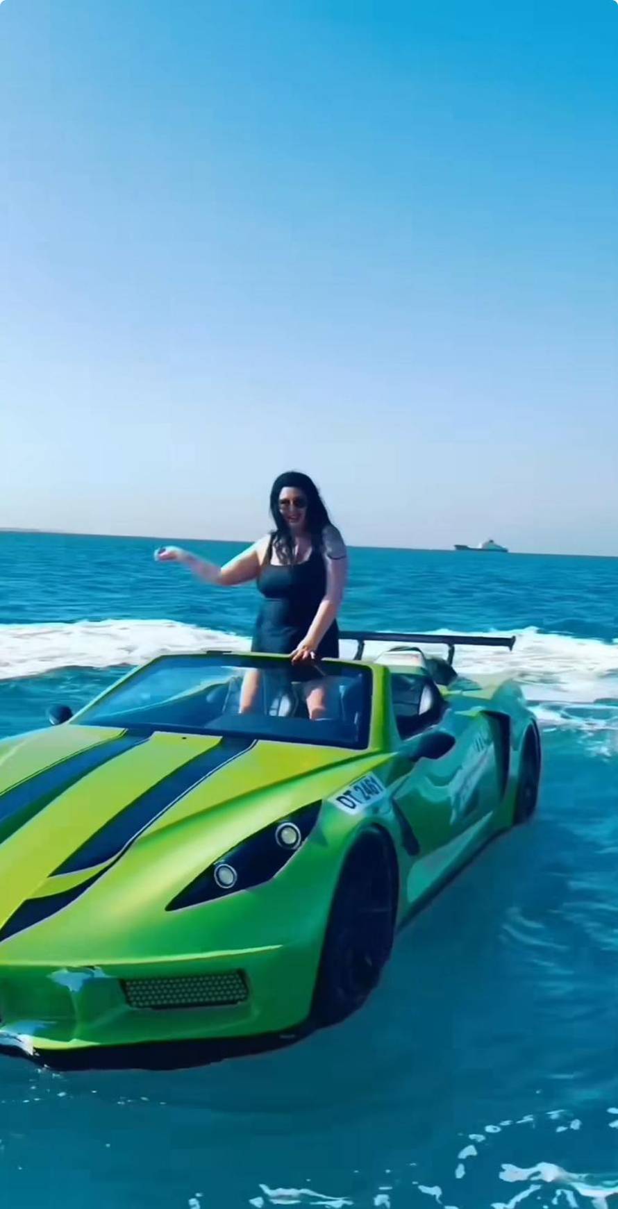 Dragana Mirković u Dubaiju juri 'autom' po vodi: Sa Sekom pila poseban 'zlatni' cappuccino...