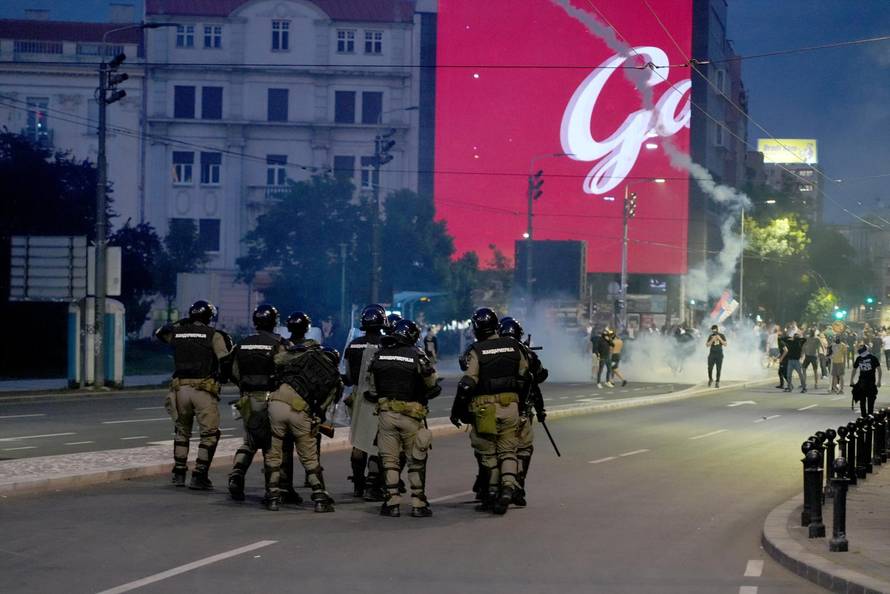 Neredi u Beogradu, sukobili se prosvjednici i policija