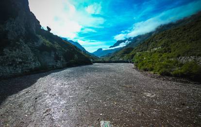 FOTO Dolini Neretve prijeti katastrofa: Gomile smeća idu nizvodno nakon velikih poplava