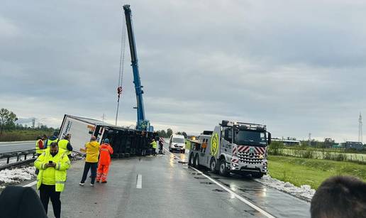 VIDEO Kamion se prevrnuo na A3: 'Pet sati &ccaron;ekamo u koloni. Sramota. Po&ccaron;eli su ga micati'