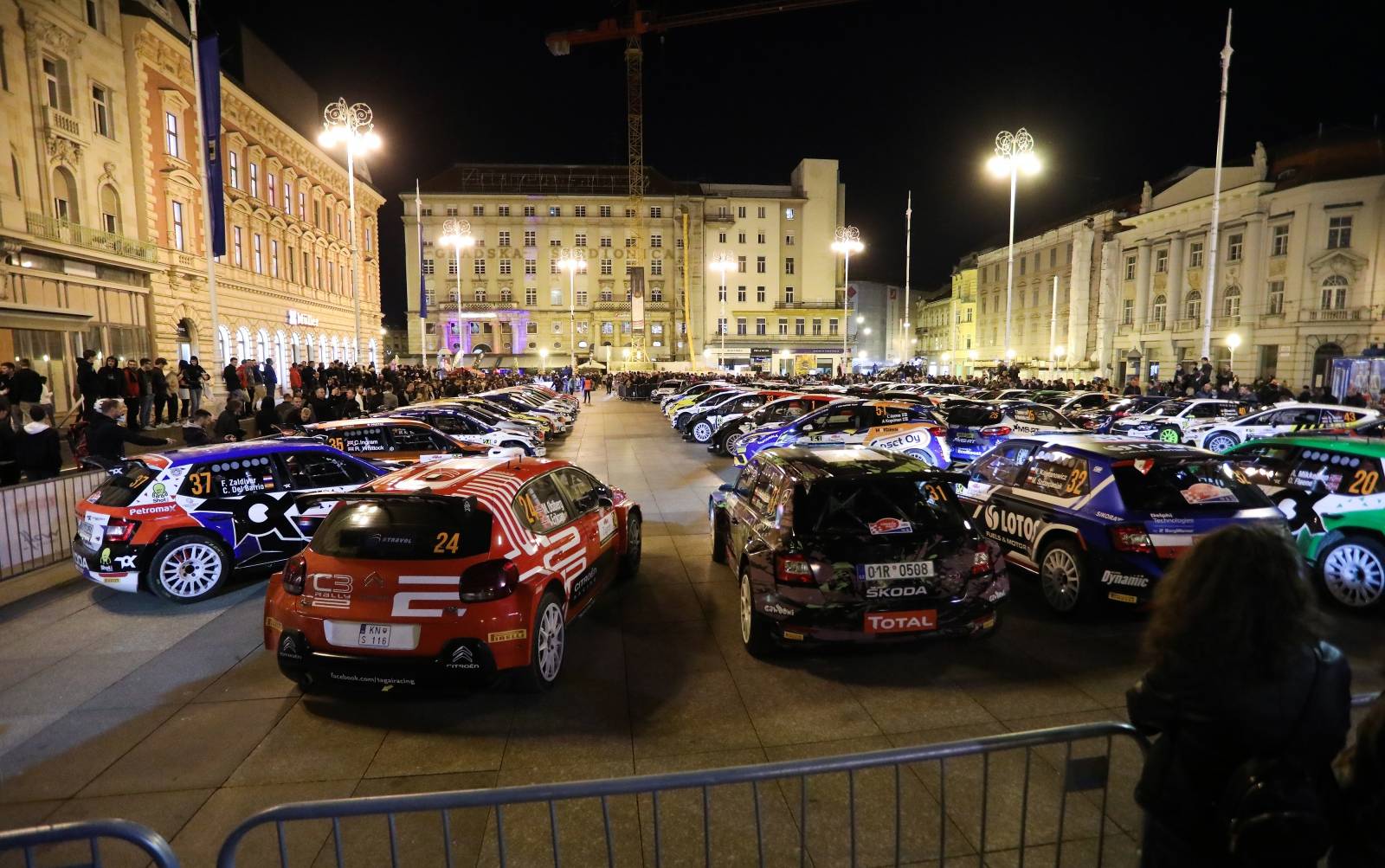 Zagreb: WRC automobili  na glavom gradskom trgu privukli veliku pažnju građana