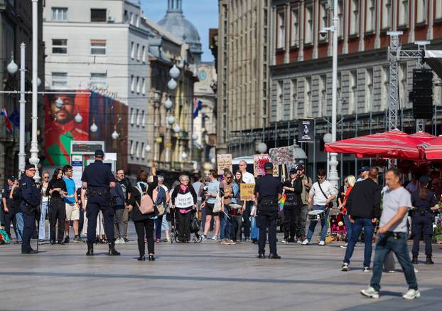 Zagreb: Protuprosvjed moliteljima krunice na Trgu bana Jelačića