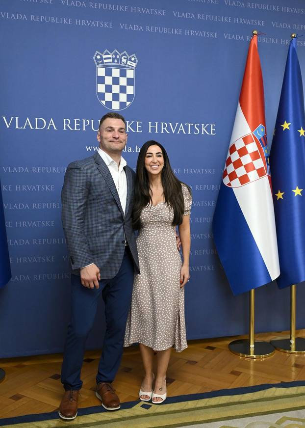 Zagreb: Andrej Plenković uručio Domovnicu Stipi Miočiću i njegovoj obitelji