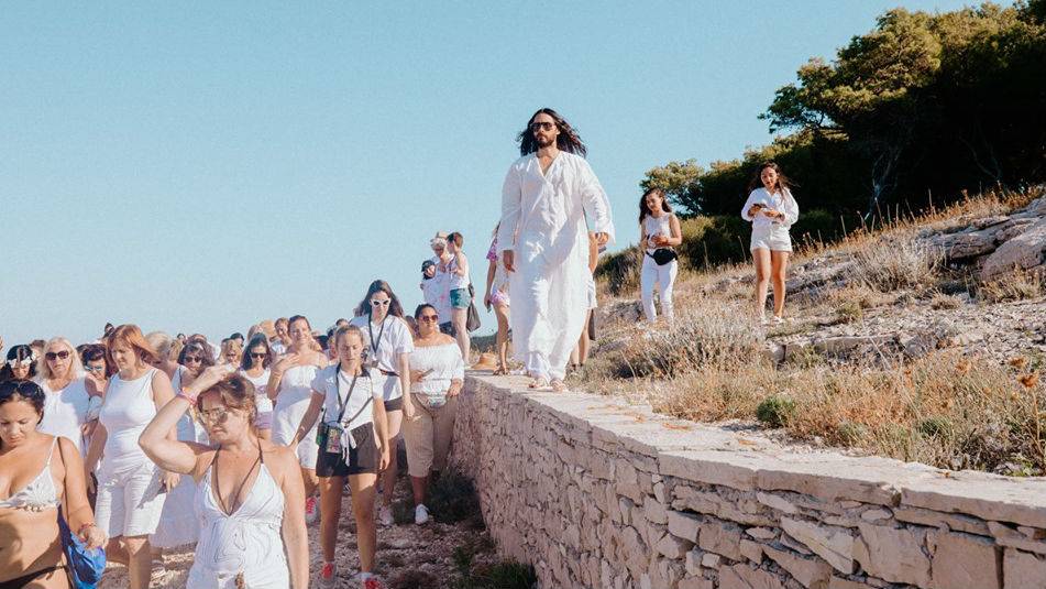 Leto na Obonjanu osnovao kult, za 6000 eura je 'propovijedao' u bijelom, a sad  'fura' tigrasto