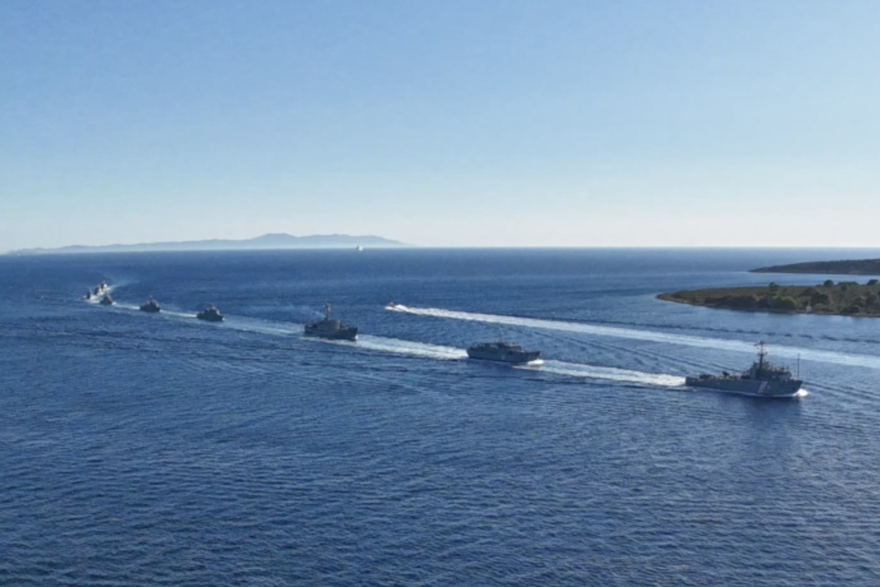 Pogled iz zraka na Hrvatsku ratnu mornaricu koja izvodi vježbu